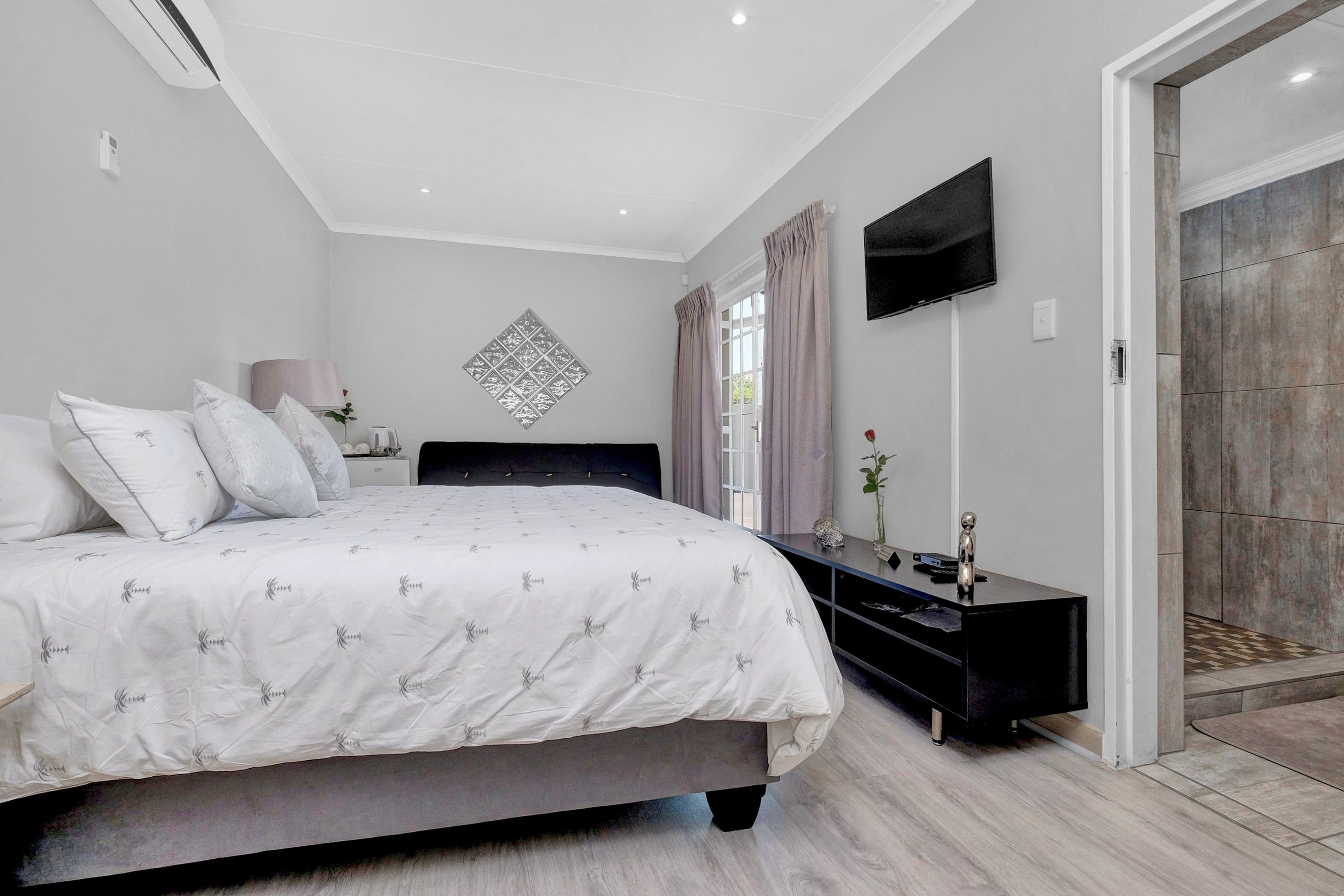 Room (1 - Gaints Causeway) | Minibar, in-room safe, individually decorated, individually furnished