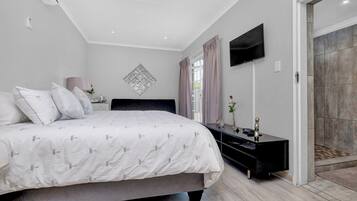 Room (1 - Gaints Causeway) | Minibar, in-room safe, individually decorated, individually furnished