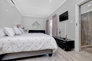 Minibar, caja de seguridad en la habitación y decoración personalizada