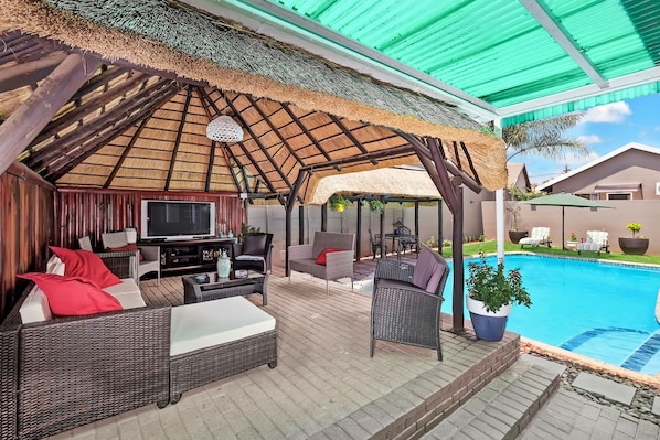 Una piscina al aire libre de temporada