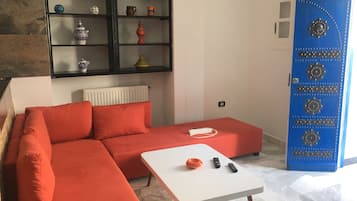 Apartamento urbano, para fumantes | Área de estar | TV de tela plana 40 polegadas com canais via satélite, TV