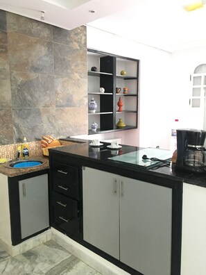 City Apartment, Smoking | Private kitchen | Full-size fridge, microwave, oven, stovetop - Le Nid De Marsa Plage (La Marsa)