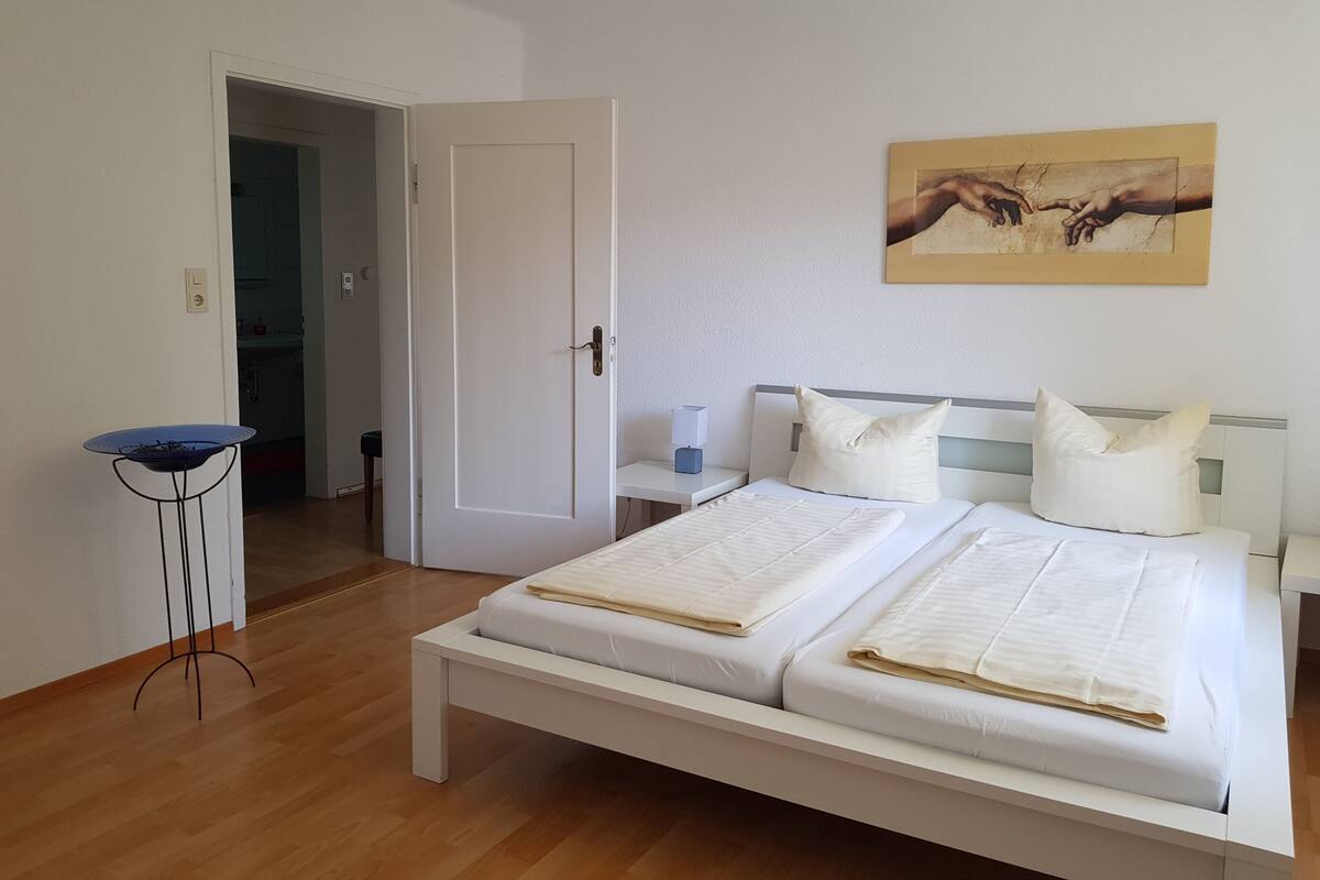 Appartement (Nr. 8, Located offsite) | Luxe beddengoed, een strijkplank/strijkijzer, gratis wifi, beddengoed