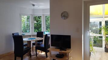 Apartment (Nr. 7, Located offsite) | In-room dining