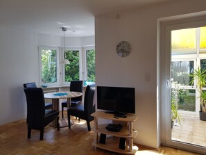 Apartment (Nr. 7, Located offsite) | In-room dining