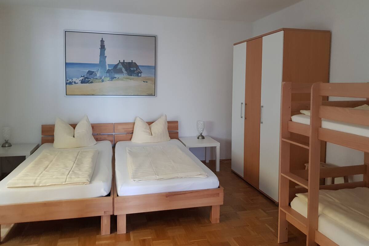 Appartement (Nr. 7, Located offsite) | Luxe beddengoed, een strijkplank/strijkijzer, gratis wifi, beddengoed