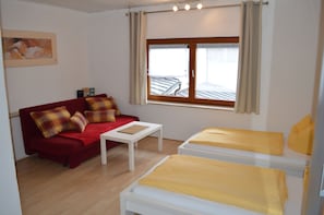 Apartment (Nr. 2) | Premium bedding, iron/ironing board, free WiFi, bed sheets - Burgauer Hof Appartements (Burgau)