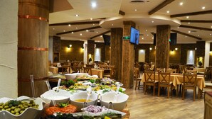 Una mesa de buffet con diversos alimentos y un interior de madera.