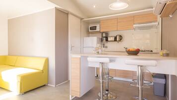 Koawa Loggia Premium 28mÂČ Clim TV | Cuisine privĂ©e | RĂ©frigĂ©rateur, micro-ondes, plaque de cuisson