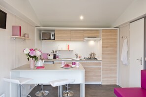 Koawa Loggia Prestige | 専用キッチン | 冷蔵庫、電子レンジ、コンロ、調理器具と食器