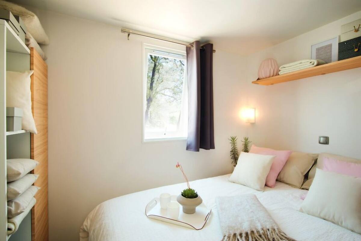 Cortinas opacas, tabla de planchar con plancha, wifi gratis