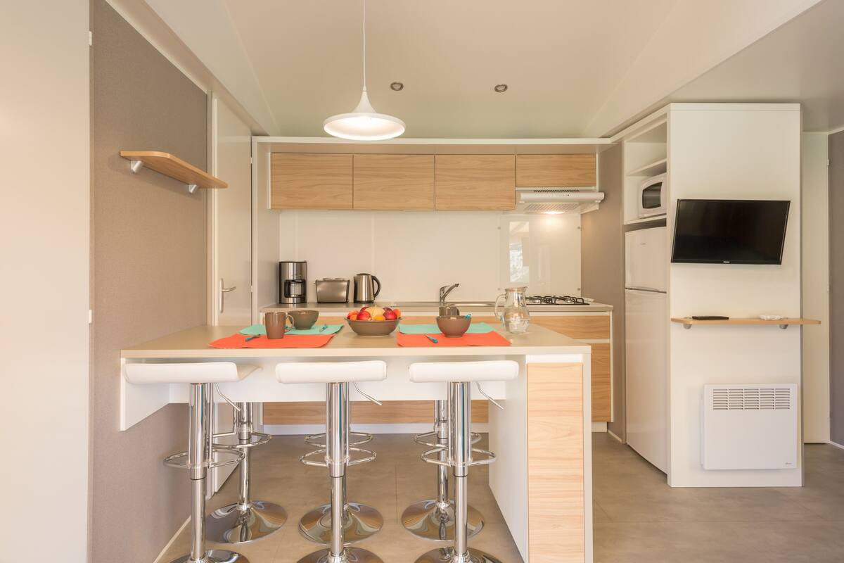 Frigorífico, microondas, placa de cocina y utensilios de cocina