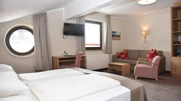 Zimmersafe, Schreibtisch, Verdunkelungsvorhänge, schallisolierte Zimmer