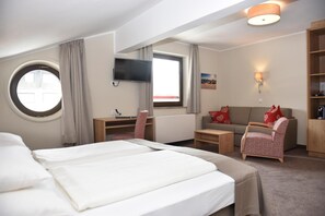 Zimmersafe, Schreibtisch, Verdunkelungsvorhänge, schallisolierte Zimmer
