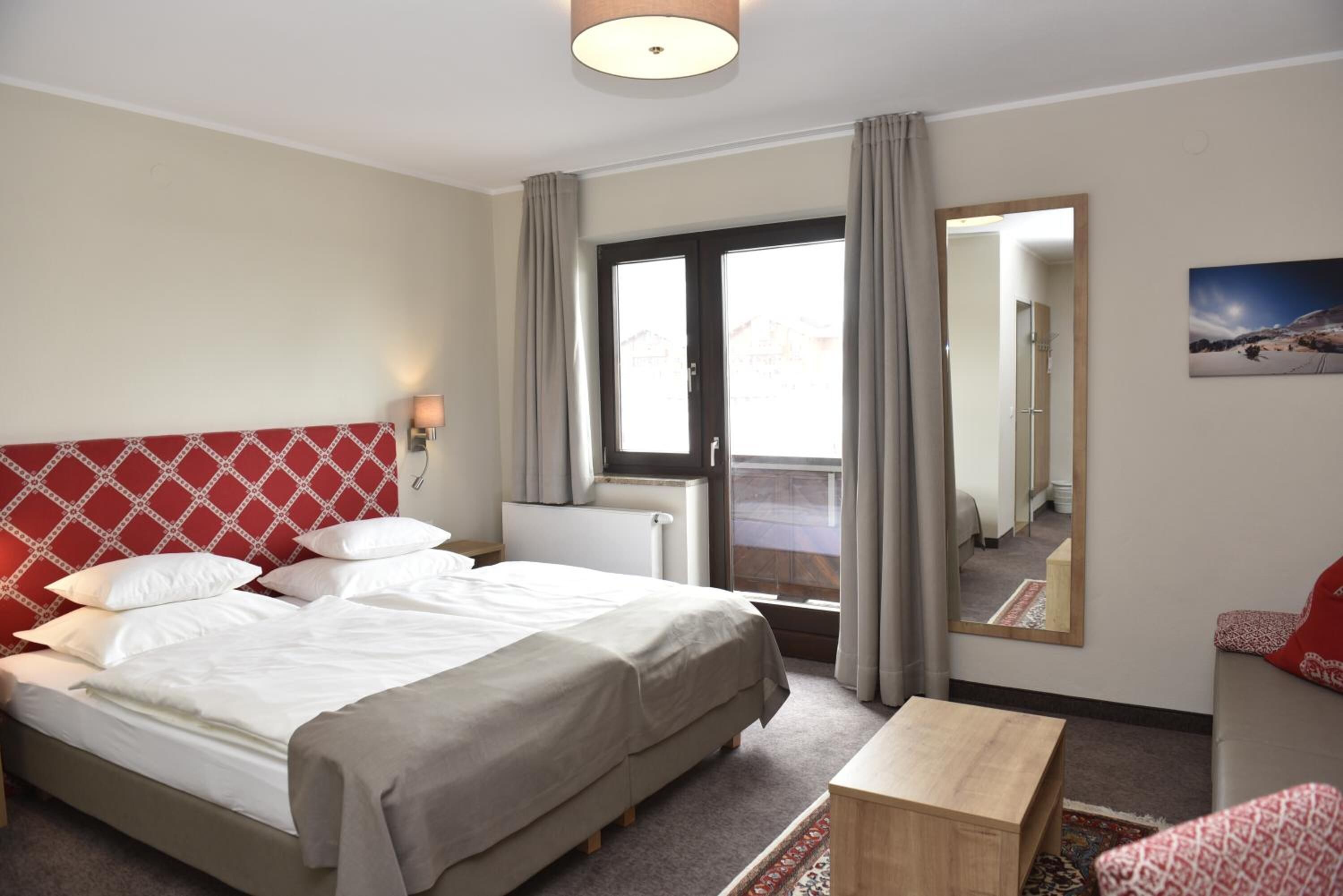 Zimmersafe, Schreibtisch, Verdunkelungsvorhänge, schallisolierte Zimmer