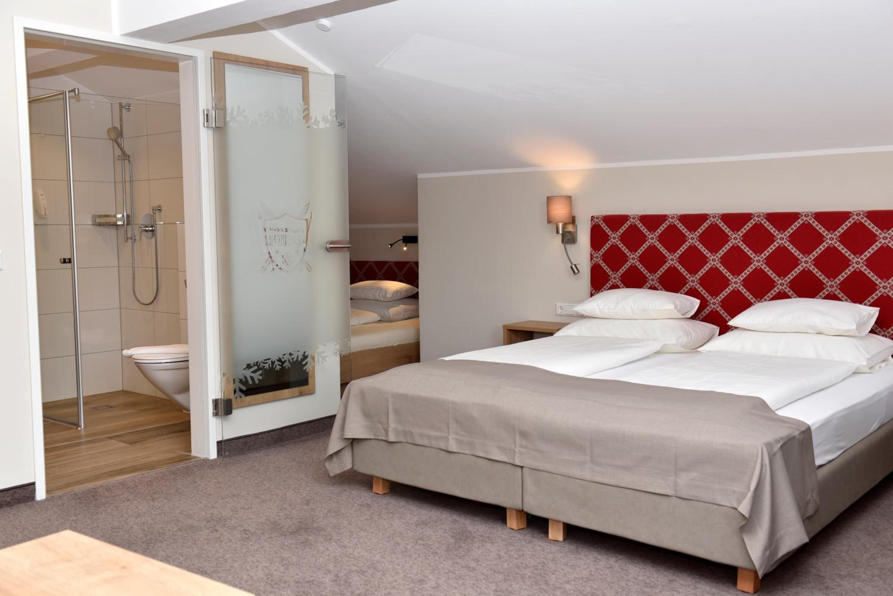 客房內保險箱、書桌、遮光布/窗簾、隔音