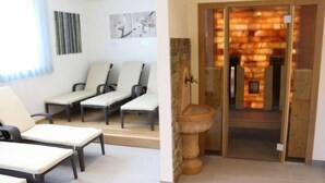 A room with a reception area, a stone sink, and a seating area with chairs and a bench. - Hotel Skischule Krallinger (Tweng)