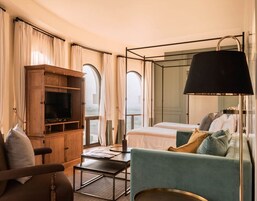 Alta Vista Twin | Minibar med vissa gratis produkter och värdeförvaringsskåp på rummet