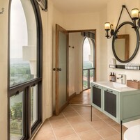 Minibar med vissa gratis produkter och värdeförvaringsskåp på rummet