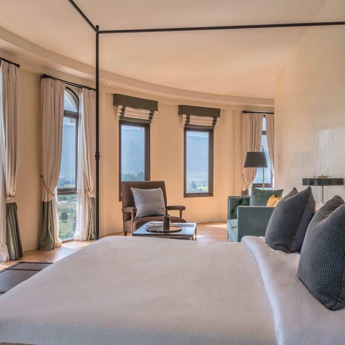 Attico Vista | Isi minibar gratis, brankas, meja kerja, dan tirai kedap cahaya