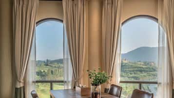 Alta Vista Twin | Free minibar items, in-room safe, desk, blackout curtains