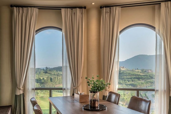 Alta Vista Twin | Free minibar items, in-room safe, desk, blackout curtains