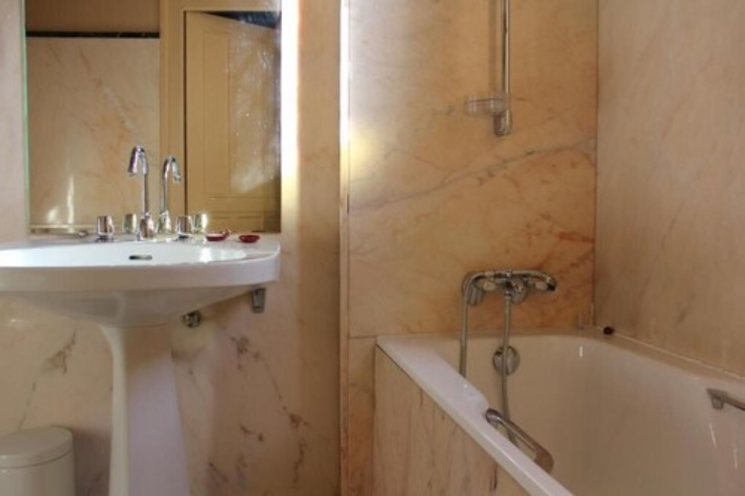 superior double room (manoir/st georges) | bathroom | free toiletries, hair dryer, bidet, towels