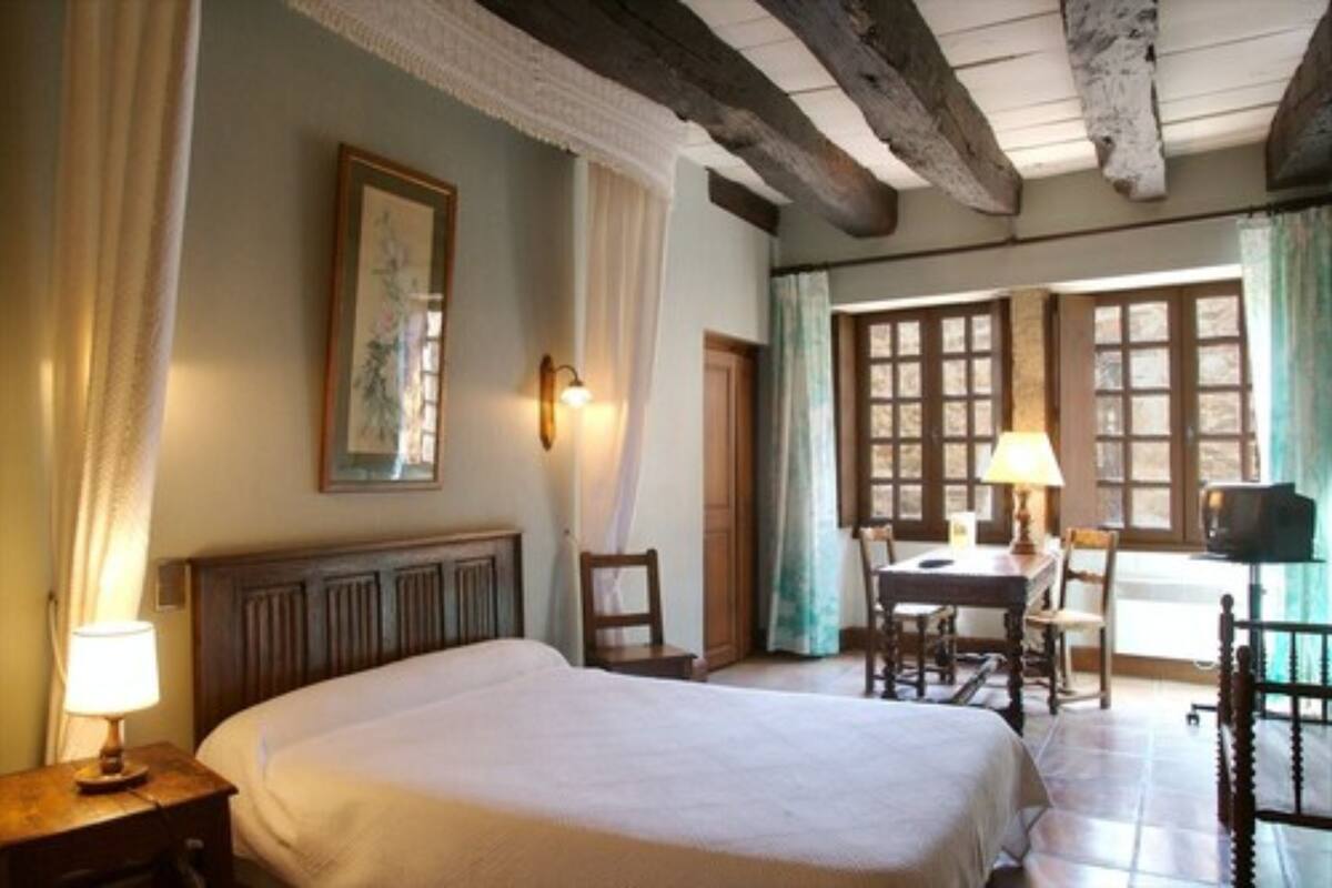 standard double room | individually decorated, individually furnished, desk, free wifi