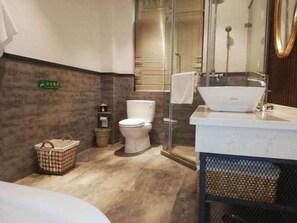 Ducha, artículos de higiene personal gratuitos y zapatillas