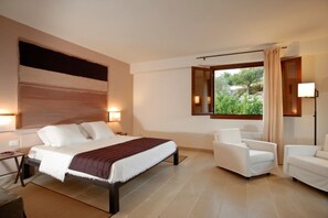 Caja de seguridad en la habitación, muebles diferentes y escritorio 