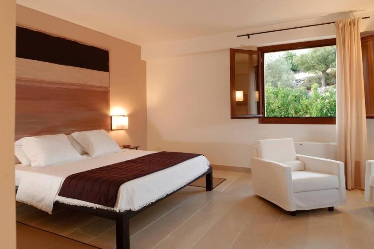 In-room safe, desk, laptop workspace, rollaway beds