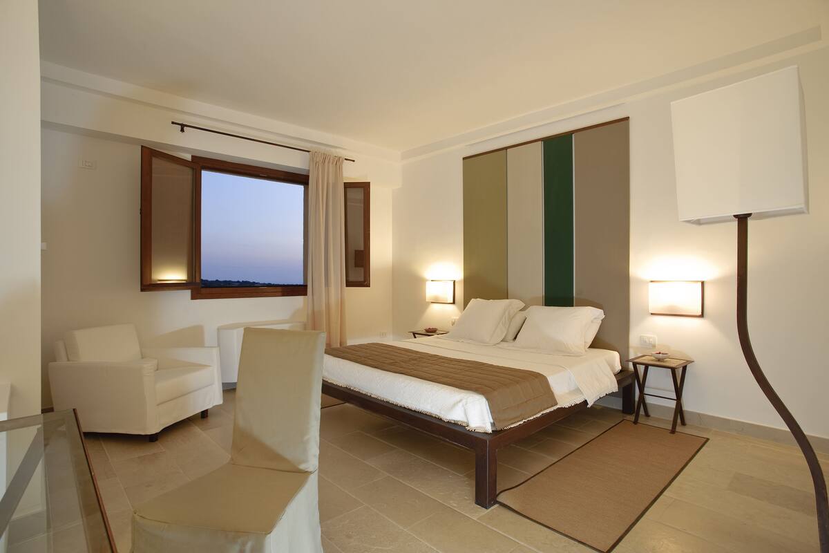 Superior Family Room  | In-room safe, desk, laptop workspace, rollaway beds