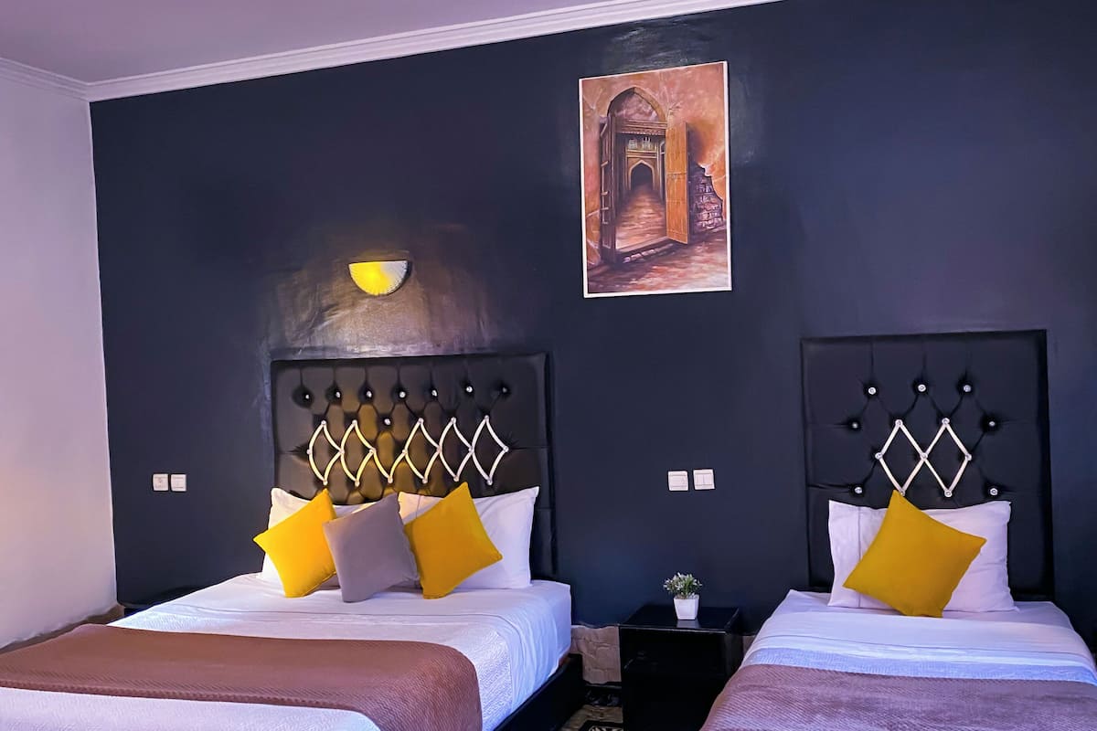 Habitación triple Deluxe | Televisión