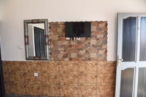 Deluxe Triple Room | Television