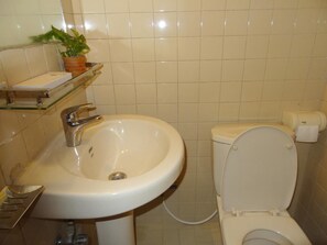Standard Single Room, 1 Queen Bed, Non Smoking | Bathroom | Towels - Hotel Ashrafee (Dhaka)