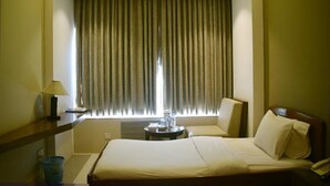Soundproofing, free WiFi, bed sheets - Hotel Ashrafee (Dhaka)