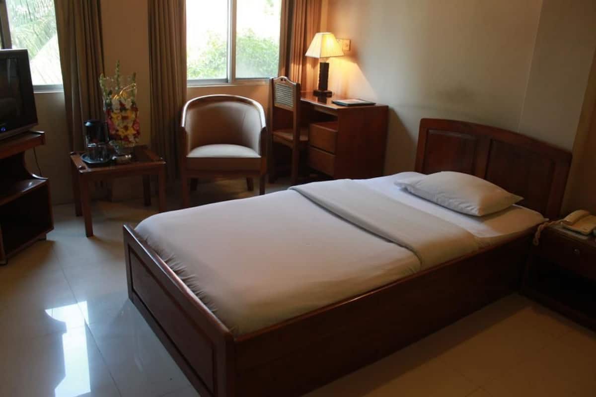 Soundproofing, free WiFi, bed sheets