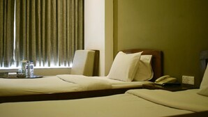 Soundproofing, free WiFi, bed sheets - Hotel Ashrafee (Dhaka)