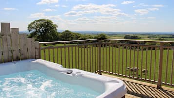 Cottage, Multiple Beds | Outdoor spa tub