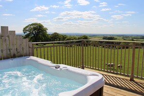 Cottage, Multiple Beds | Outdoor spa tub