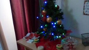 A small Christmas tree with lights and ornaments on a desk. - Bed and Breakfast Priscilla (Regalbuto)