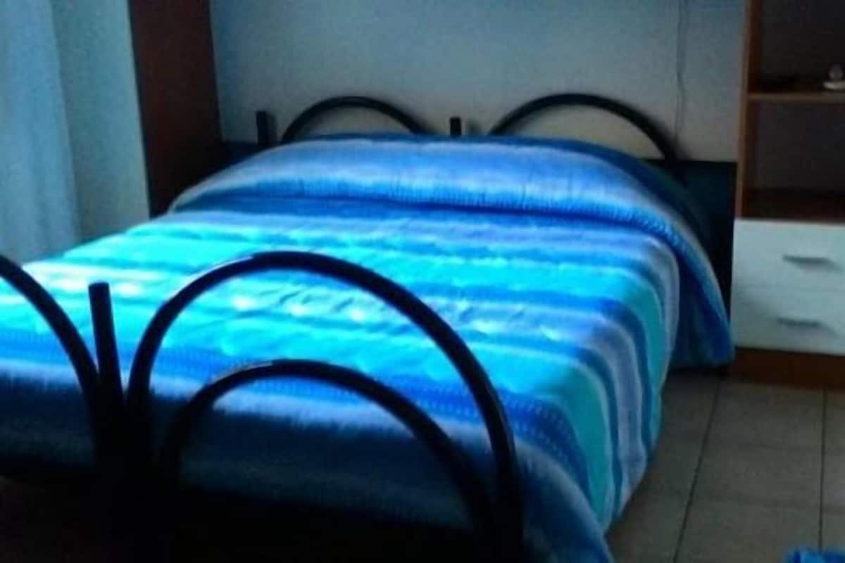 Double or Twin Room (Blu) | Desk, blackout drapes, iron/ironing board, free WiFi