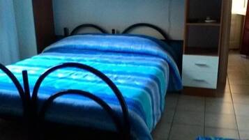 Double or Twin Room (Blu) | Desk, blackout curtains, iron/ironing board, free WiFi