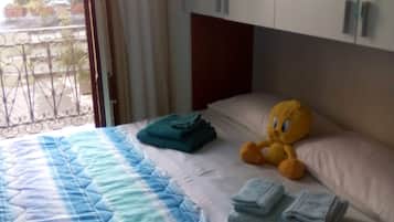 Quarto casal ou duplo (Blu) | Escrivaninha, cortinas blackout, ferros/tábuas de passar roupa