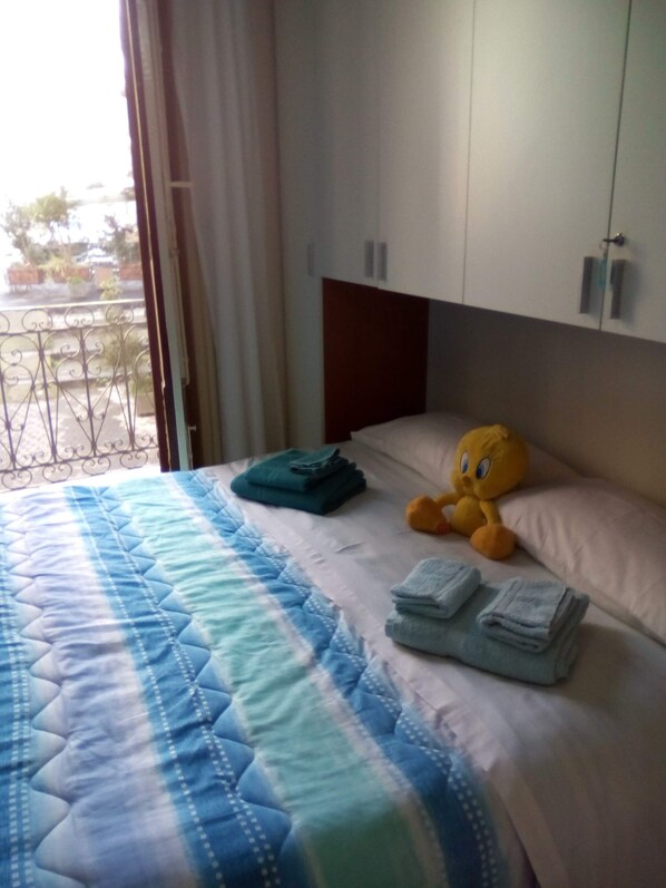 Doppel- oder Zweibettzimmer (Blu) | Schreibtisch, Verdunkelungsvorhänge, Bügeleisen/Bügelbrett