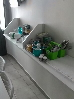 Kühlschrank, Herdplatte, Espressomaschine