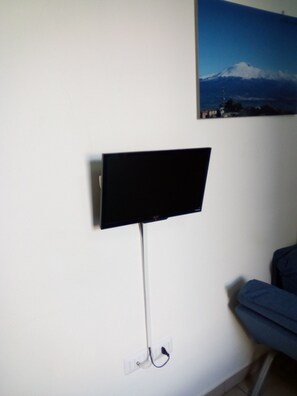 Double or Twin Room (Blu) | Desk, blackout drapes, iron/ironing board, free WiFi - Bed and Breakfast Priscilla (Regalbuto)