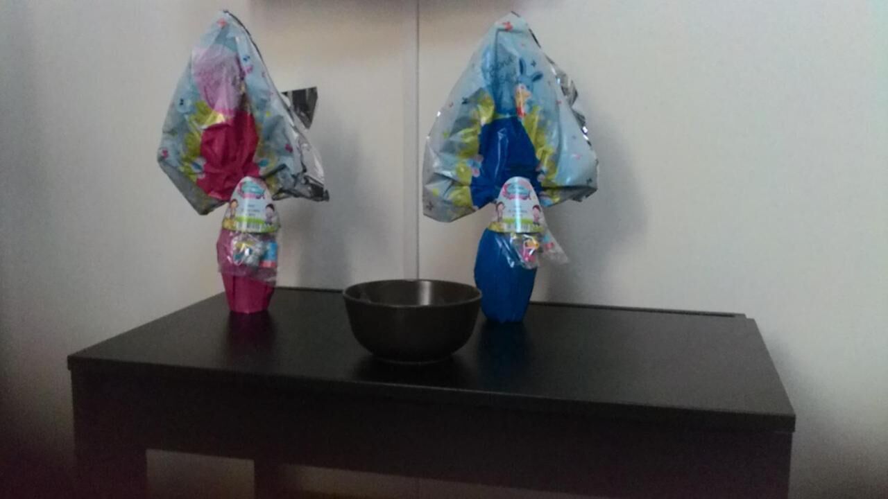 Ein Tisch mit zwei verpackten Gegenständen und einer Schüssel.