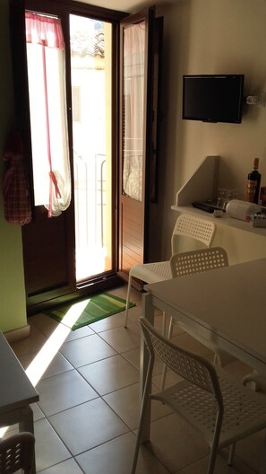 Doppel- oder Zweibettzimmer (Viola) | Fernseher