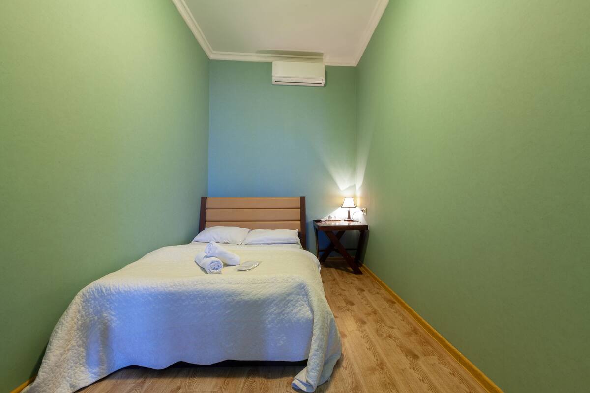 Iron/ironing board, free WiFi, bed sheets